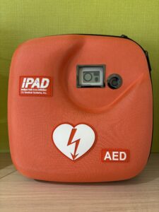 公共施設や学校などに設置されているAED (自動体外式除細動器)を当院も設置しています  新しいAEDを設置しました