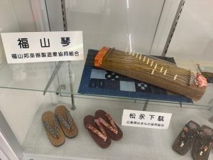 福山駅にある福山市の名産 松永下駄 福山琴