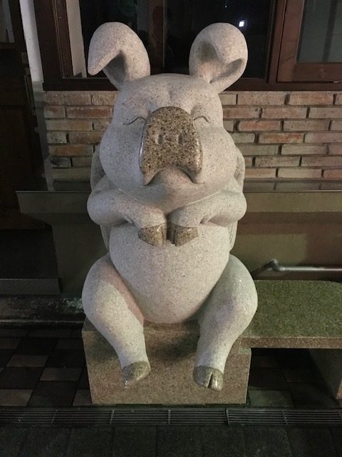 福山駅前の豚
