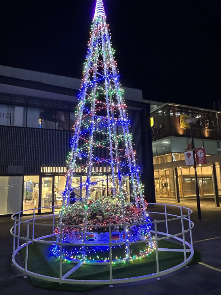夜の福山城と福山駅　今年は福山にて第20回世界バラ会議福山大会 2025が開催されます (令和7年) 5月18日～24日
