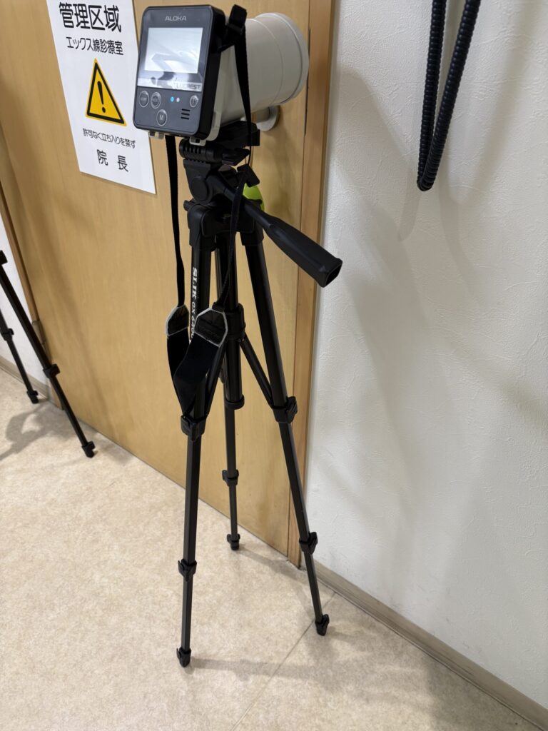 放射線の漏洩検査　定期的に放射線がレントゲン室の外にもれていないかどうかを専門の業者さんにチェックしてもらっています