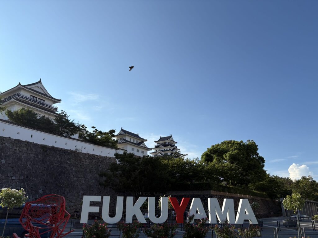 福山城の上にたまたま飛んでる鳥が写りました　福山城は立派になりましたね　写真撮影スポットも人気のようです