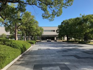 朝のふくやま美術館正面